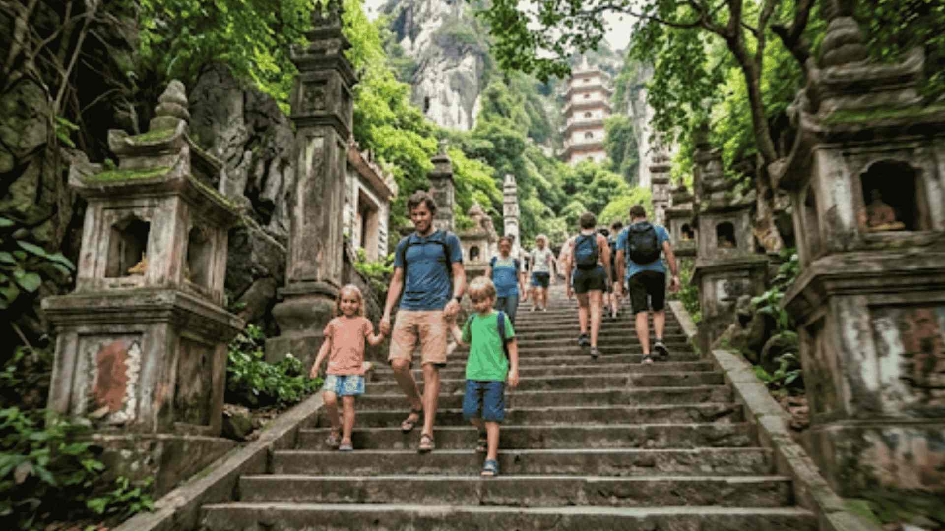 Tourist_at_temple