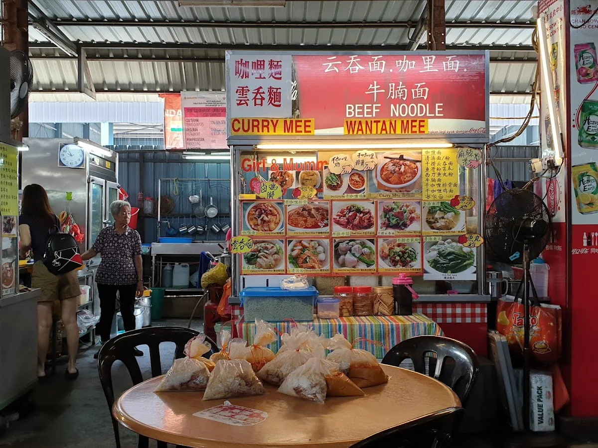 Girl and Mommy Curry Mee — Salak Selatan (4 stars) · Photo via Google Maps by palatestomach