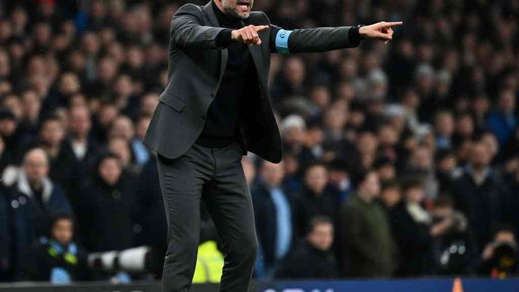 pep_guardiola_tactical_instructions_sideline_manchester_city_match